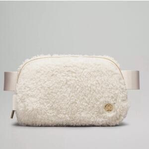 Lululemon Everywhere Belt Bag 1L Fleece White & Gold